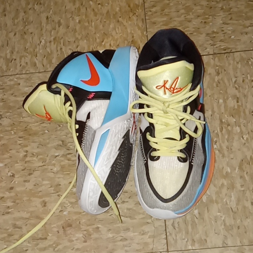 Shoes - Picture 2 of 3